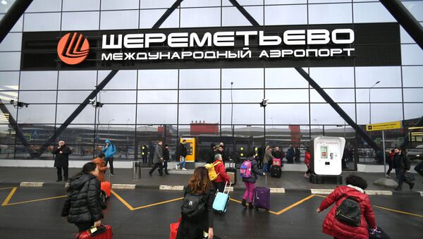 Пассажиры у входа в терминал B международного аэропорта Шереметьево в Москве.  - Sputnik Беларусь