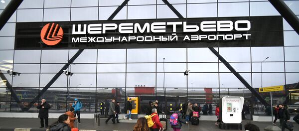 Пассажиры у входа в терминал B международного аэропорта Шереметьево в Москве.  - Sputnik Беларусь