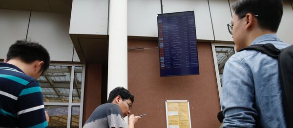 Люди возле информационного табло о полете с информацией о рейсе ET 302 компании Ethiopian Airlines  - Sputnik Беларусь