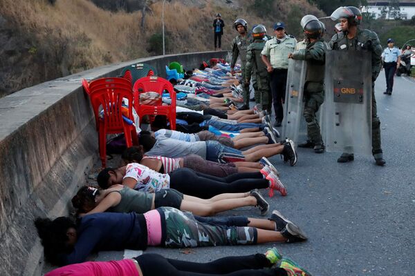 Света в Венесуэле все еще нет, зато понедельник объявили выходным - Sputnik Беларусь