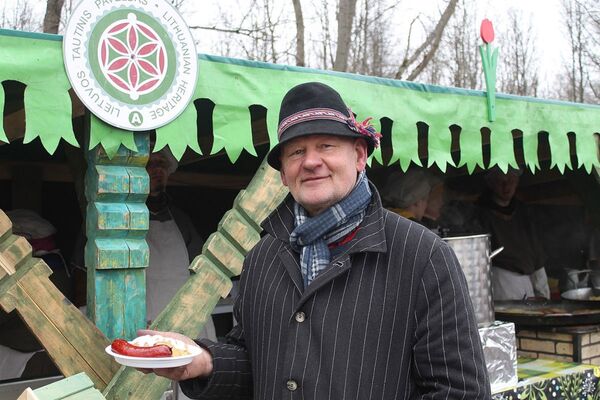 Літоўскія дранікі і паркоўка сярод дрэў: у Віцебску спалілі Масленіцу Літоўскія дранікі і паркоўка сярод дрэў: у Віцебску спалілі Масленіцу - Sputnik Беларусь