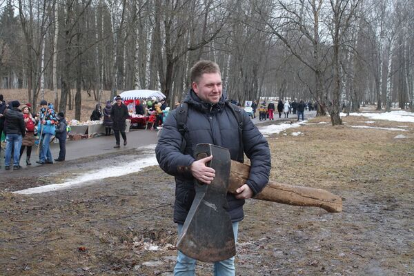 Літоўскія дранікі і паркоўка сярод дрэў: у Віцебску спалілі Масленіцу Літоўскія дранікі і паркоўка сярод дрэў: у Віцебску спалілі Масленіцу - Sputnik Беларусь