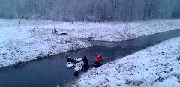 Fiat с водителем упал в канал - Sputnik Беларусь