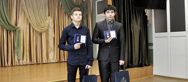 Десятиклассникам Владиславу Цвирко и Руслану Шутько вручили нагрудные знаки МВД - Sputnik Беларусь