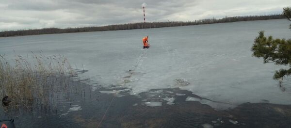 Спасение провалившегося под лед мужчины Спасение провалившегося под лед мужчины - Sputnik Беларусь