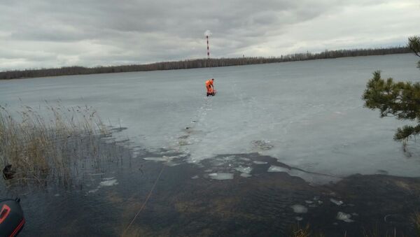 Спасение провалившегося под лед мужчины - Sputnik Беларусь