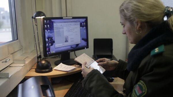 Проверка документов на границе, архивное фото - Sputnik Беларусь