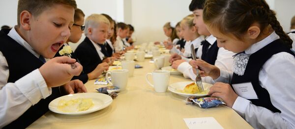 Школьники едят в столовой, архивное фото - Sputnik Беларусь