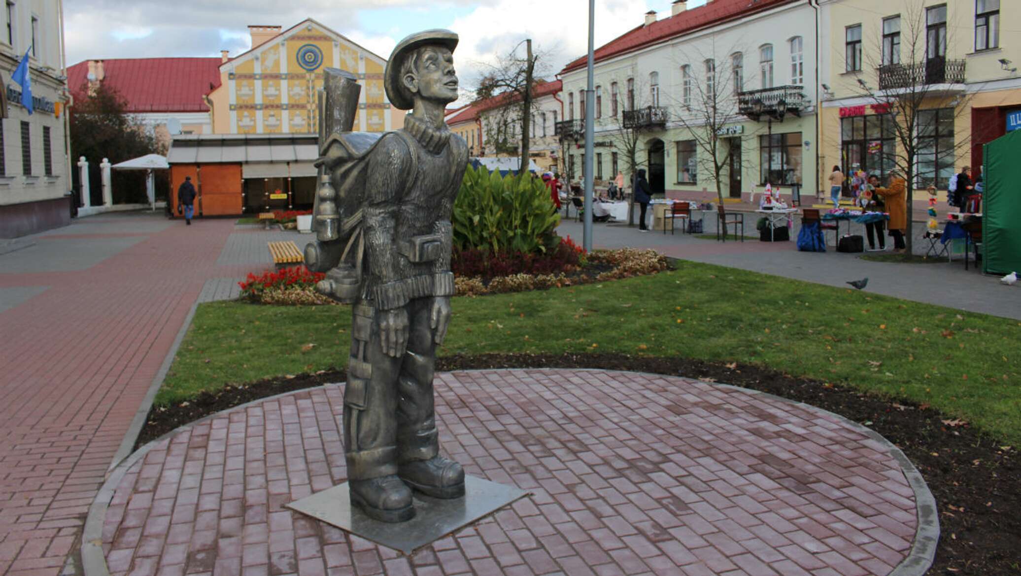 Памятники туристам города. Памятник туристу в Иркутске. Гродно памятники. Памятник путешественнику. Скульптура туриста в Иркутске.