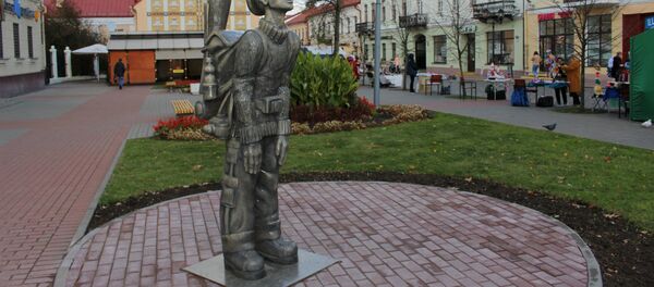 Двухметровую скульптуру вырезали из дерева к 890-летнему юбилею Гродно - Sputnik Беларусь