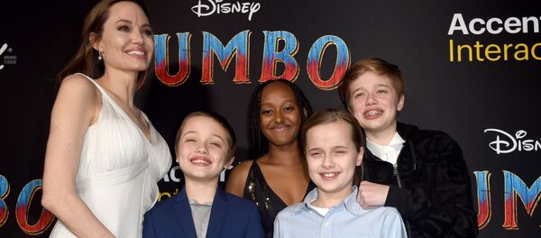 Анджелина Джоли пришла на премьеру с четырьмя детьми - Sputnik Беларусь