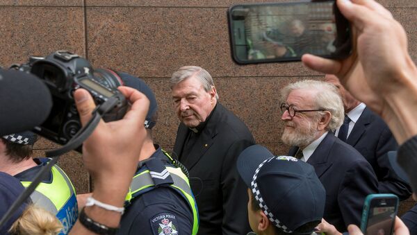 Казначей Ватикана кардинал Джордж Пелл покидает Магистратский суд Мельбурна в Австралии - Sputnik Беларусь