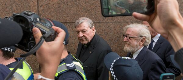 Казначей Ватикана кардинал Джордж Пелл покидает Магистратский суд Мельбурна в Австралии - Sputnik Беларусь