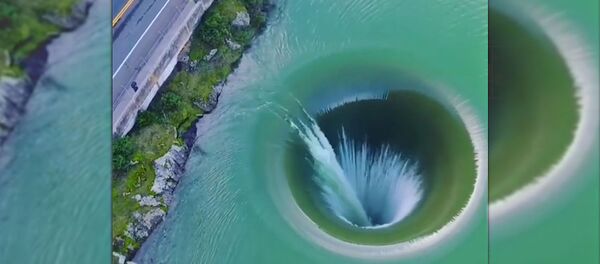 Водосброс в озере Водосброс в озере - Sputnik Беларусь