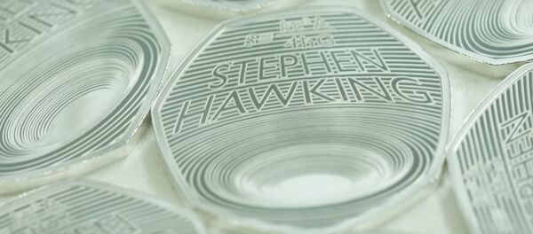 Манету, прысвечаную Стывэну Хокінгу, выпусцілі ў Вялікабрытаніі – відэа - Sputnik Беларусь