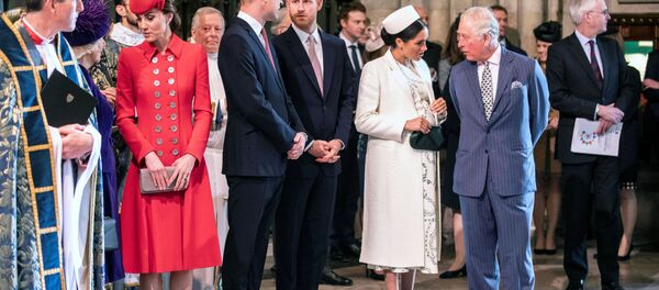 Меган Маркл беседует с принцем Чарльзом - Sputnik Беларусь