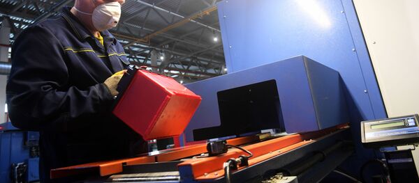 Рабочий на сборочном участке завода по производству аккумуляторных батарей - Sputnik Беларусь