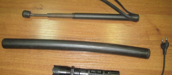 Дубинки относятся к категории холодного оружия, перемещение которого через границу запрещено - Sputnik Беларусь