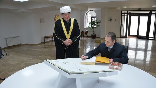 Михаил Бабич оставил запись в книге почетных гостей Соборной мечети в Минске - Sputnik Беларусь