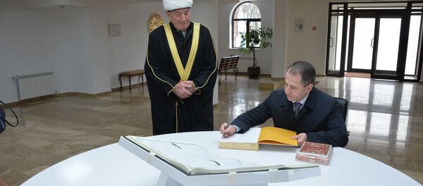 Міхаіл Бабіч пакінуў запіс у кнізе ганаровых гасцей Саборнай мячэці ў Мінску Міхаіл Бабіч пакінуў запіс у кнізе ганаровых гасцей Саборнай мячэці ў Мінску - Sputnik Беларусь