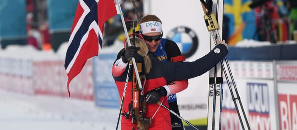 Норвежские биатлонисты Марте Рёйселанд и Йоханнес Бё  - Sputnik Беларусь