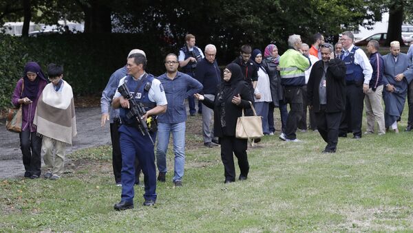 Полиция и верующие на месте стрельбы в мечети Ан-Нур в Крайстчерче, Новая Зеландия - Sputnik Беларусь