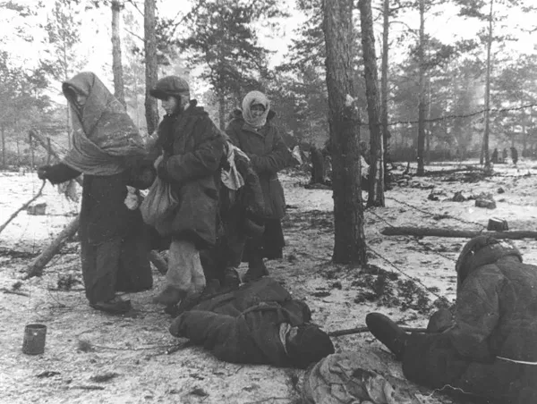 Концлагерь Озаричи. Заключенные выходят из лагеря 18 марта 1944
