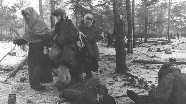 Концлагерь Озаричи. Заключенные выходят из лагеря 18 марта 1944 - Sputnik Беларусь