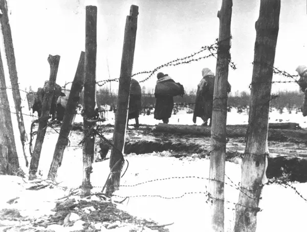 Концлагерь Озаричи. Люди покидают лагерь 19 марта 1944 года