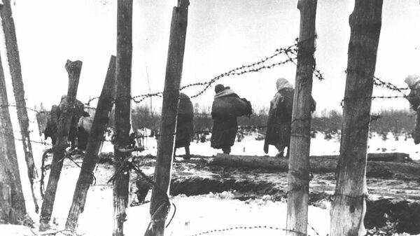 Концлагерь Озаричи. Люди покидают лагерь 19 марта 1944 года - Sputnik Беларусь