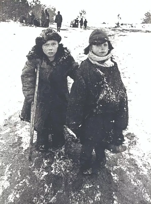 Братья 11-летний Моисей и 9-летний Гриша Беляковы из Кировского района Могилевской области. Их мать погибла в концлагере Озаричи.  18 марта 1944