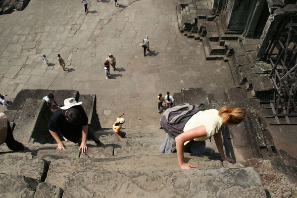 Лестница с уклоном 70 градусов в храмовом комплексе Ангкор-Ват, Камбоджа.  - Sputnik Беларусь