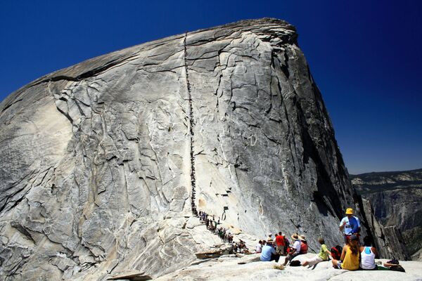 Канатная лестница на вершину Хаф Доум, США. Это гранитная скала, пользующаяся большой популярностью у туристов и один из символов национального парка Йосемити.  - Sputnik Беларусь
