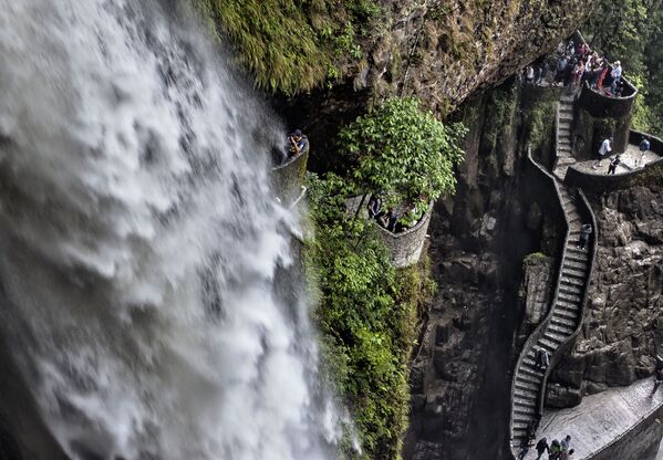 Лестница у водопада Котел дьявола, Эквадор. Она построена так, чтобы увидеть водопад вблизи. По словам местных жителей, иногда можно увидеть лицо дьявола в струях воды. - Sputnik Беларусь