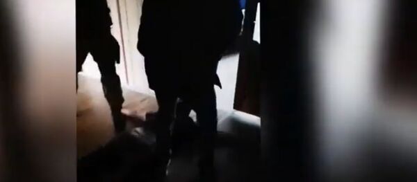 ОМОН штурмом взял минскую квартиру страховых мошенников - Sputnik Беларусь