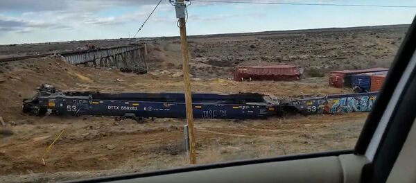 Сильный ветер сдул поезд с моста в США - Sputnik Беларусь