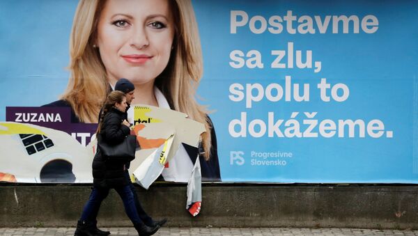 Прохожие возле рекламного постера кандидата в президенты Словакии Зузаны Чапутовой - Sputnik Беларусь