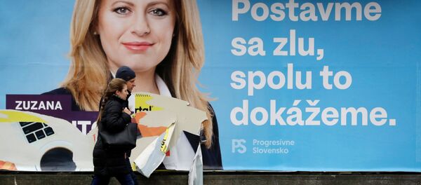 Прохожие возле рекламного постера кандидата в президенты Словакии Зузаны Чапутовой - Sputnik Беларусь