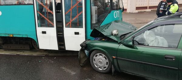 ДТП с участием автомобиля Опель и трамвая  - Sputnik Беларусь
