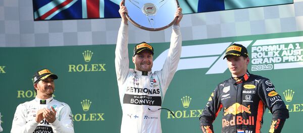 Пилот команды Mercedes Валттери Боттас (в центре) - Sputnik Беларусь