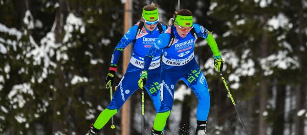 Белорусские биатлонистки Динара Алимбекова и Ирина Кручинкина (слева направо) Белорусские биатлонистки Динара Алимбекова и Ирина Кручинкина (слева направо) - Sputnik Беларусь