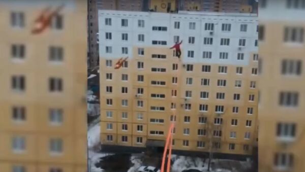 Экстремалы прошли по канату между 10-этажками и попали в полицию - Sputnik Беларусь