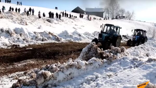Тракторый биатлон в Удмуртии, видео - Sputnik Беларусь