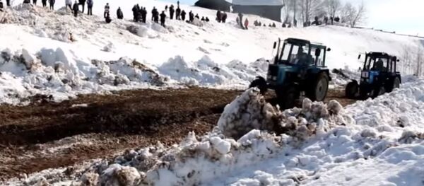 Тракторый биатлон в Удмуртии, видео - Sputnik Беларусь