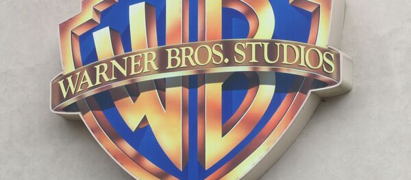 Логотип компании Warner  - Sputnik Беларусь