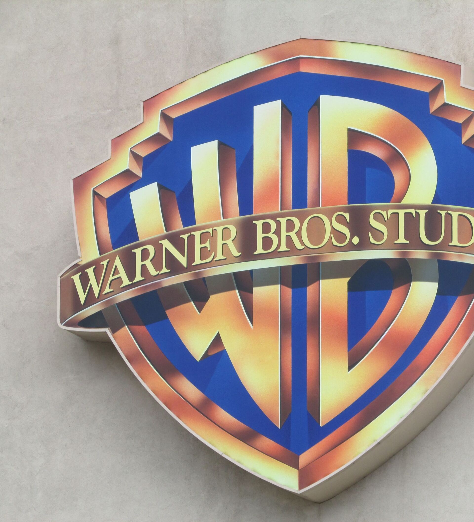 Варнер брос. Ворнер БРОС братья. Кинокомпания Уорнер БРОС. Логотип киностудии Warner Bros. Логотип ворнер БРОС.