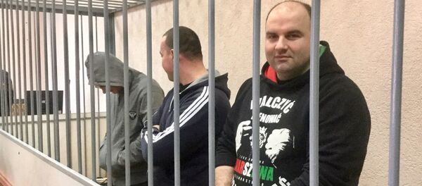 Обвиняемые по делу о злостном хулиганстве перед  прениями   - Sputnik Беларусь