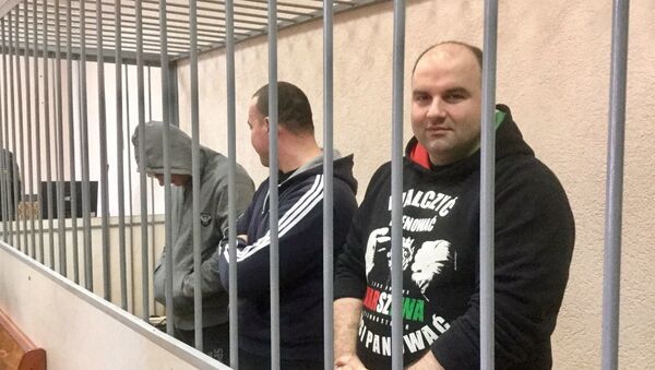 Обвиняемые по делу о злостном хулиганстве перед  прениями   - Sputnik Беларусь