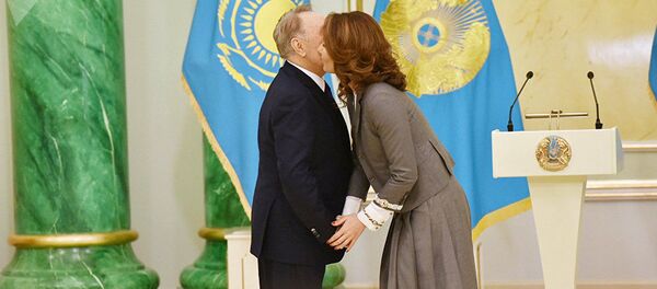 Нурсултан Назарбаев вручает государственную премию в области литературы и искусства воей дочери Алие - Sputnik Беларусь