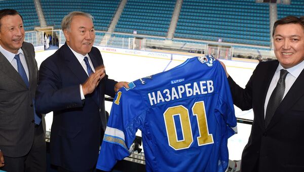Нурсултан Назарбаев - почетный член казахского хоккейного клуба Барыс, президент Казахстана - игрок под номером один - Sputnik Беларусь
